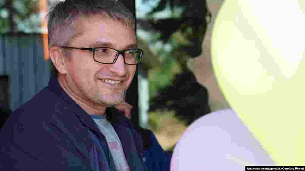 «Нариман в хорошем расположении духа и в хорошем настроении. Потихоньку осознает, что происходит. Едем домой. Слава Богу, колония позади», – рассказал Курбединов журналистам