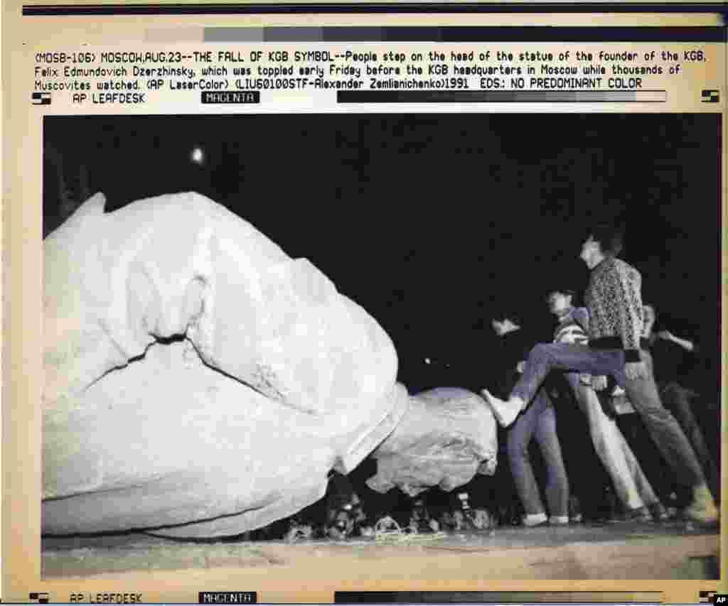 23 серпня демонстранти скинули в Москві пам’ятник засновникові радянських спецслужб Феліксові Дзержинському