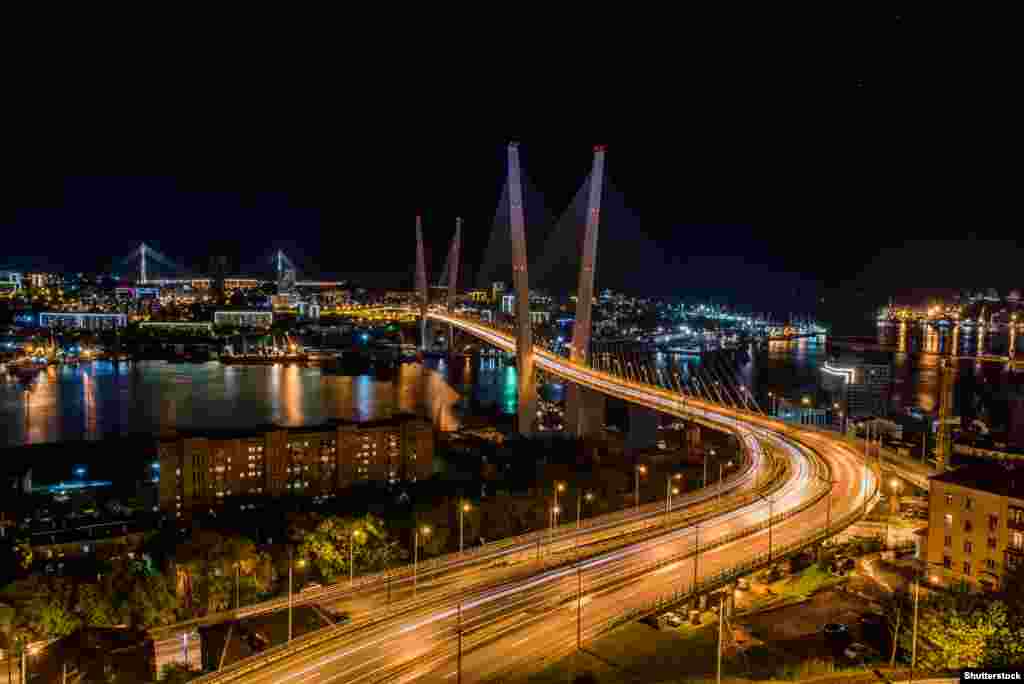 Золотой мост — вантовый мост через бухту Золотой Рог во Владивостоке