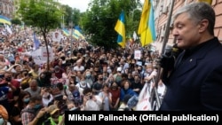 Петро Порошенко під час акції на його підтримку біля будівлі Печерського районного суду. Київ, 18 червня 2020 року