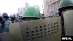 По информации лидера профсоюза московской милиции, стражи порядка не готовы разгонять трудящихся, протестующих против увольнений и задержки заработной платы