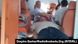 Петро Мельник в автомобілі швидкої допомоги перед сьогоднішнім засіданням суду