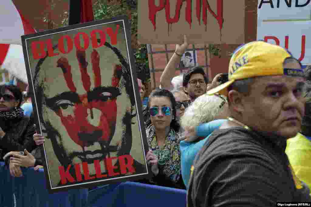 Акція протесту проти приїзду Володимира Путіна на  Генеральну асамблею ООН у Нью-Йорку, 27 вересня 2015 року. Більше фотографій про протести проти Путіна ТУТ