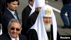 Патриарх Кирилл рядом с кубинским президентом Раулем Кастро во время встречи в аэропорту Гаваны