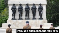 Британські військові офіцери вшановують День перемоги в Європі біля гвардійського меморіалу в Лондоні, архівне фото, 2020 рік