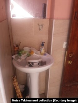 ხელსაბანი ჯვრის მონასტრის ტუალეტში