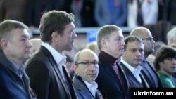 Голова Харківської обласної ради Сергій Чернов, народний депутат України Олег Царьов, харківський міський голова Геннадій Кернес (зліва направо) під час відкриття Всеукраїнського зльоту керівників первинних організацій Партії регіонів, Харків, 1 лютого 2014 року