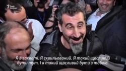 Лідер гурту System of a Down Серж Танкян зустрівся з Пашиняном у Єревані (відео) Лідер гурту System of a Down Серж Танкян зустрівся з Пашиняном у Єревані (відео)