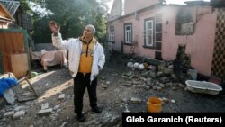 Чоловік біля пошкодженого будинку внаслідок вибухів на військових складах в Калинівці, 27 вересня 2017 року