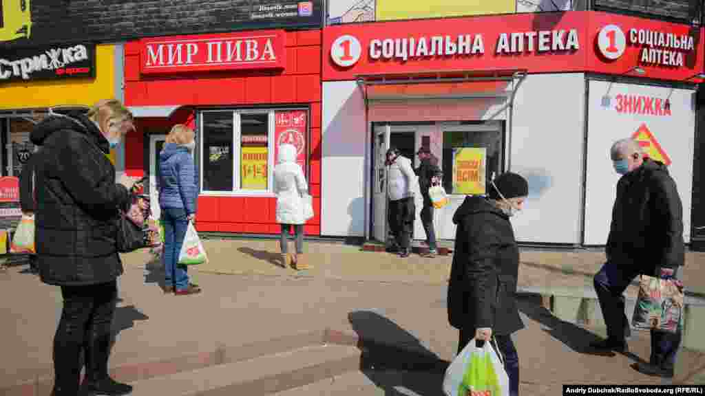 До більшості аптек стояли черги, але люди тримали дистанцію в один метр під час цього. Медичні маски та антисептичні засоби, як і у  більшості аптек, наразі відсутні