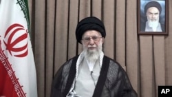 За словами джерел видання, побоюючись замаху, верховний лідер Ірану спілкується зі своїми командирами переважно через довірених помічників