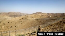 يو پاکستانی پوځي په شمالي وزیرستان کې پر ډيورنډ کرښه ولاړ دی