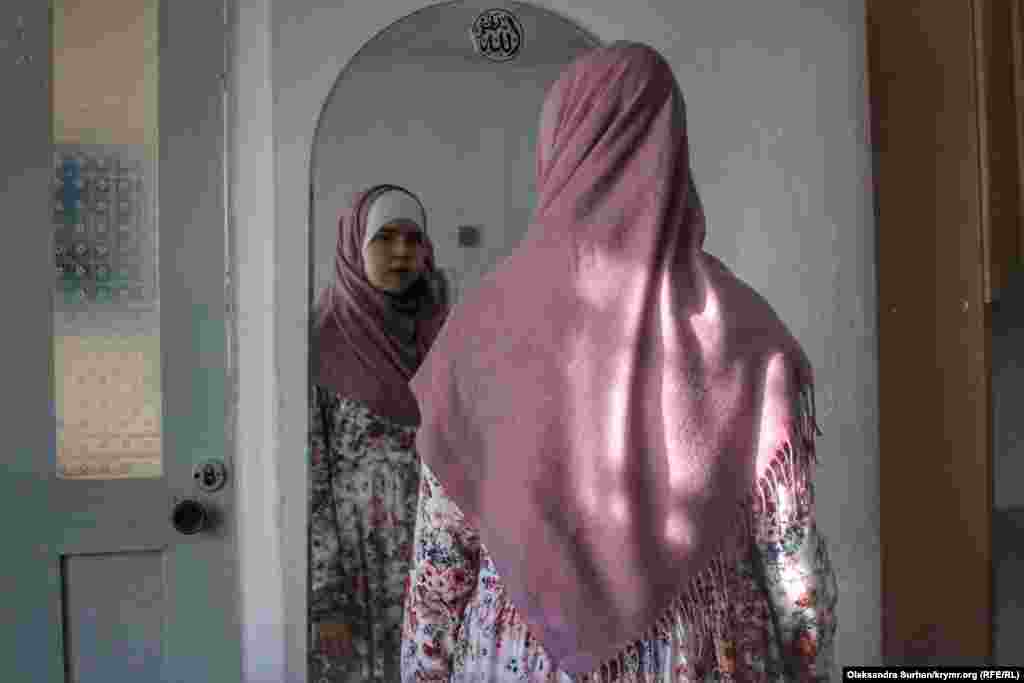 Дочь фигуранта второго бахчисарайского «дела Хизб ут-Тахрир» смотрит на себя в зеркало перед выходом из дома