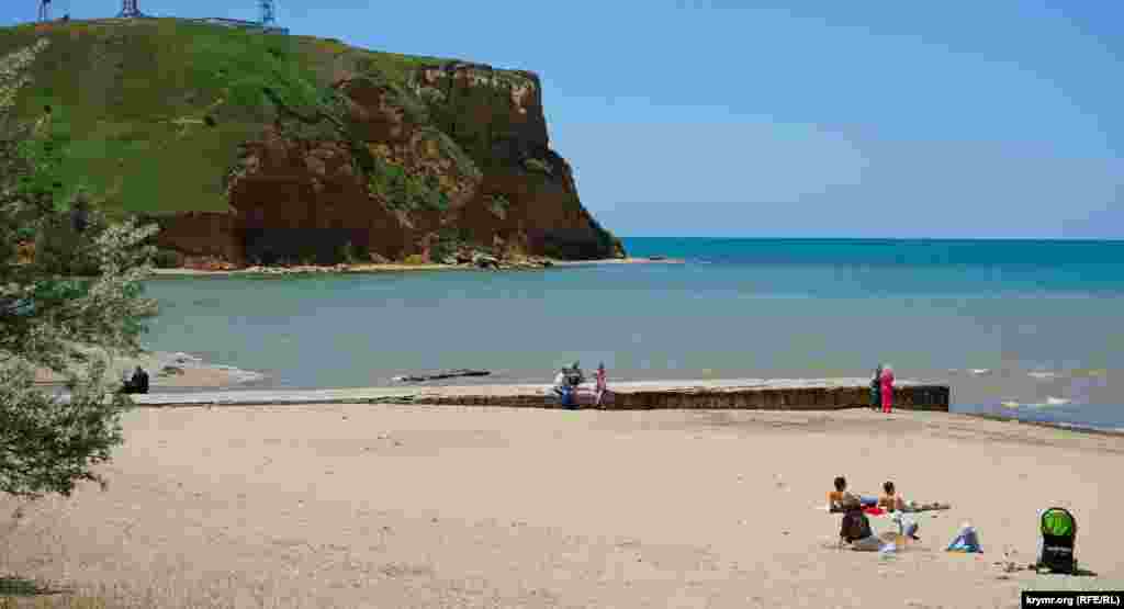 Единственная отдыхающая, москвичка, с двумя  детьми на муниципальном пляже Песчаного