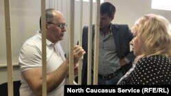 Слева направо Оюб Титиев и его адвокаты Петр Заикин и Мария Дубровина