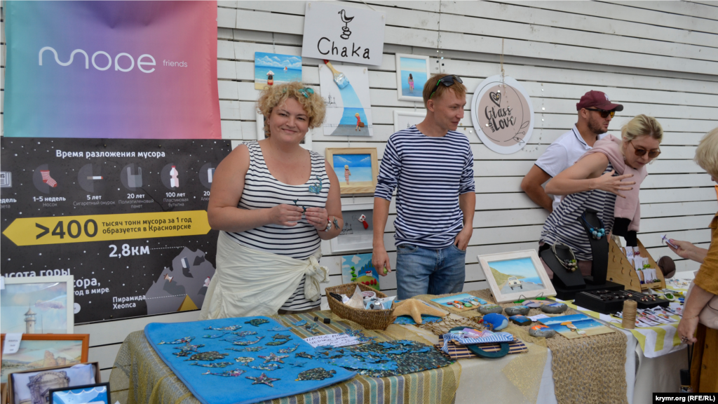 Обязательным атрибутом участников фестиваля, традиционно является тельняшка – символ «Людей моря»