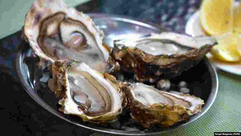 Устриц принято подавать с лимоном: после открытия раковины еще живую устрицу сбрызгивают лимонным соком и сразу же съедают