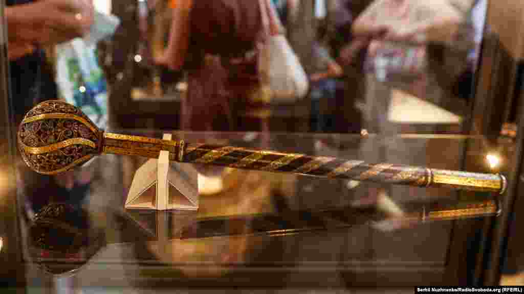 Гетьманська булава, яка, вірогідно, спершу належала Іванові Мазепі, а згодом – Пилипу Орлику, оригінал