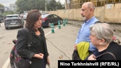 ადვოკატი თამარ გაბოძე ელაპარაკება ნინო დათაშვილის ოჯახის წევრებს. 8 სექტემბერი, 2025 წელი