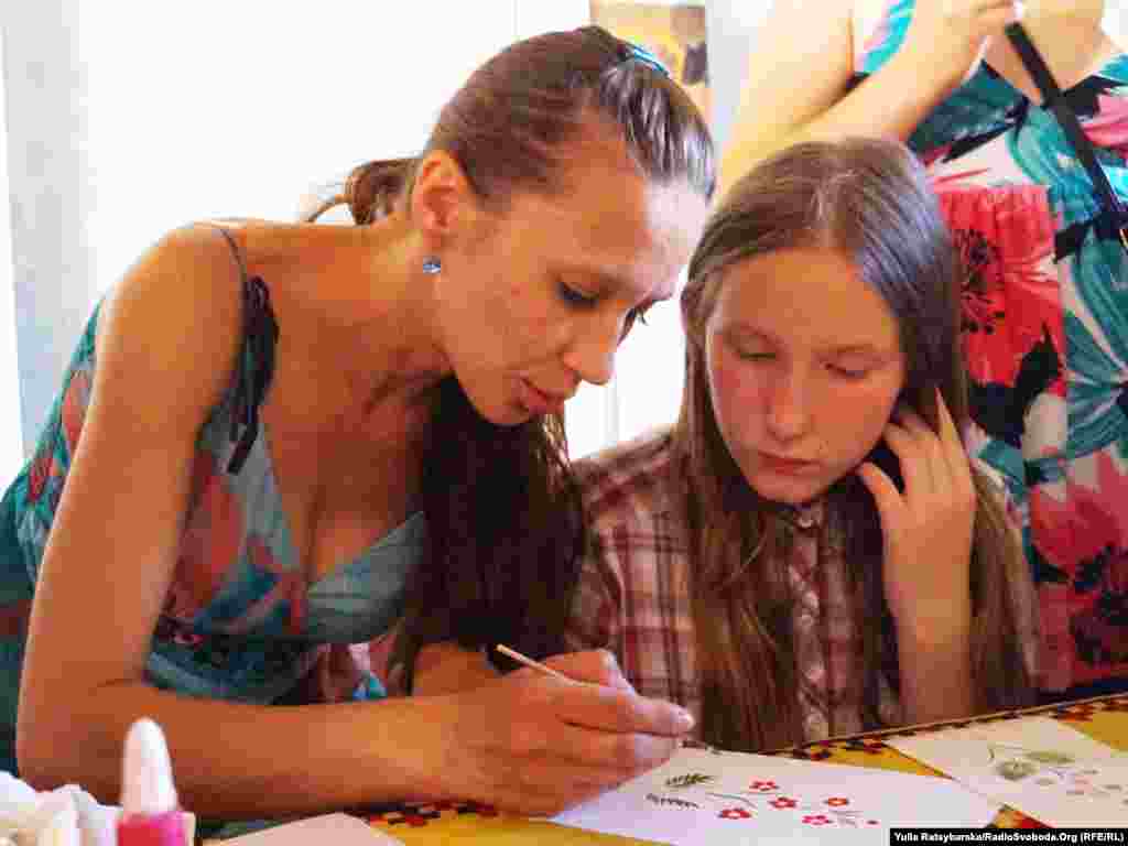 У Дніпропетровську діти з Красногорівки вчились петриківському розпису