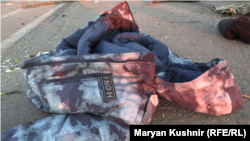 Форма российского омоновца дороге под Киевом рядом с разбитой колонной Росгвардии, 28 февраля 2022 года