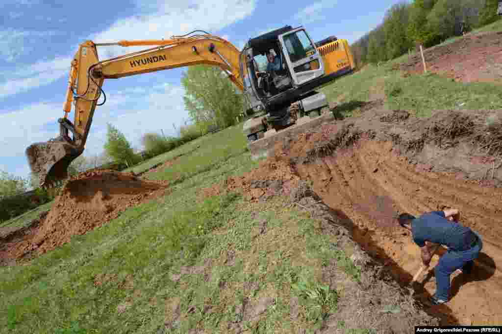 В непосредственной близости от будущей велодорожки вчера, 19 мая, рабочие генподрядной организации ООО "Прогресс" рыли яму под присмотром представителей "Газпрома". Как объяснил нашему корреспонденту представитель "Прогресса" Яков Антонов, где-то в этом месте проходит газовая труба: "Мы должны точно знать, на какой глубине лежит газовая труба. Чтобы знать, какую нагрузку можно над трубой сделать, какую нельзя, какая техника может ездить, какой – нельзя, какую дорожную одежду можно делать. Потому что если труба слишком близко, значит, надо какую-то усиленную конструкцию делать, чтобы не было давления на нее избыточного".