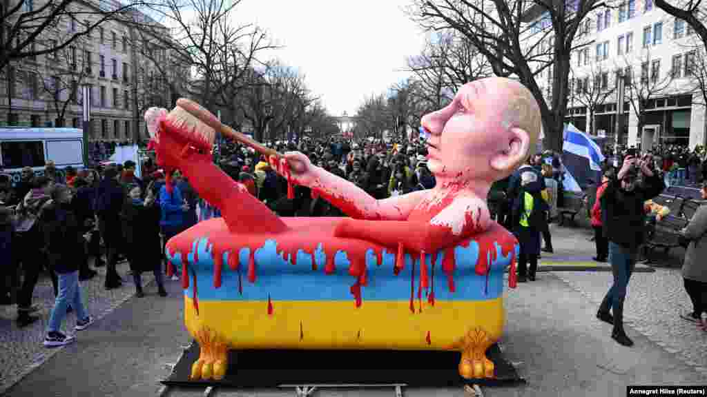 Инсталация с изображение на Путин, който се къпе във вана с украинска кръв пред руското посолство в Берлин, Германия, март 2024 г.