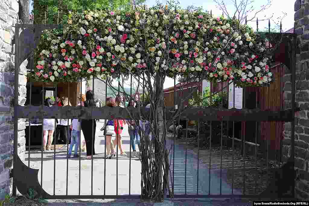 На вході у замок &ndash; &laquo;трояндове дерево&raquo;&nbsp;