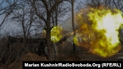 Ukrajinske artiljerijske posade pucaju iz samohodne haubice Paladin u blizini Časiv Jara u februaru.