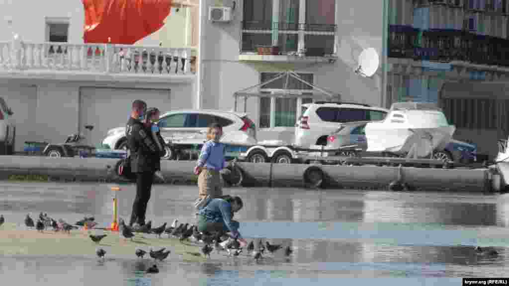 В Севастополе после отмены карантина люди отправились к морю  