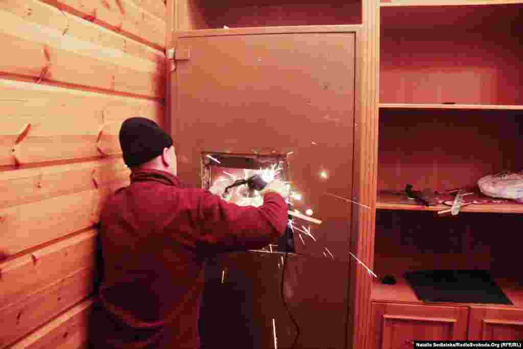 Резиденцию охраняют люди из самообороны Майдана и милиция. Сейф вскрывали официально. Дверцу пилили больше часа, но сейф оказался пустым.