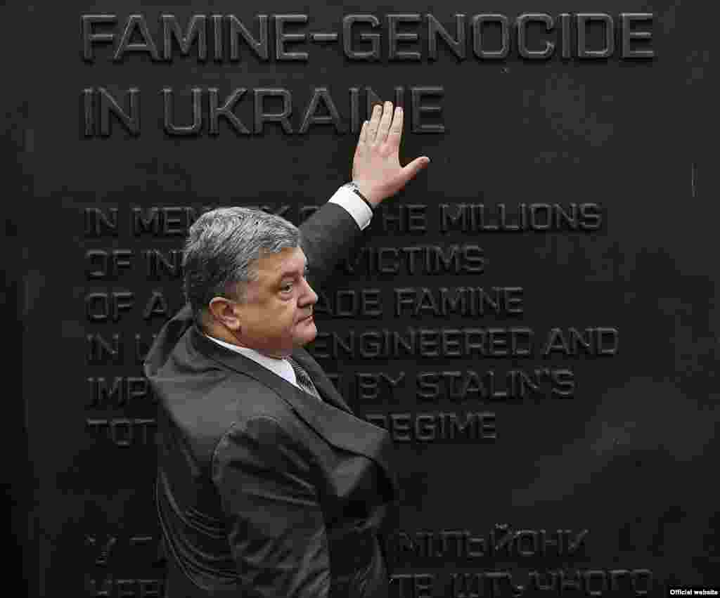 Президент Петро Порошенко у США вшановує жертв Голодомору біля Меморіалу жертвам українського Голодомору-Геноциду 1932–1933 років. Вашингтон, 19 червня 2017 року