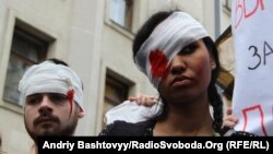 Правозахисники в Міжнародний день у підтримку жертв катувань провели акцію-виставу від стінами Адміністрації Президента, Київ, 26 червня 2012 року