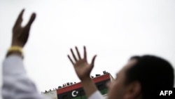 Лівійські повстанці під час молитви в Бенгазі. Фото 4 березня 2011 року