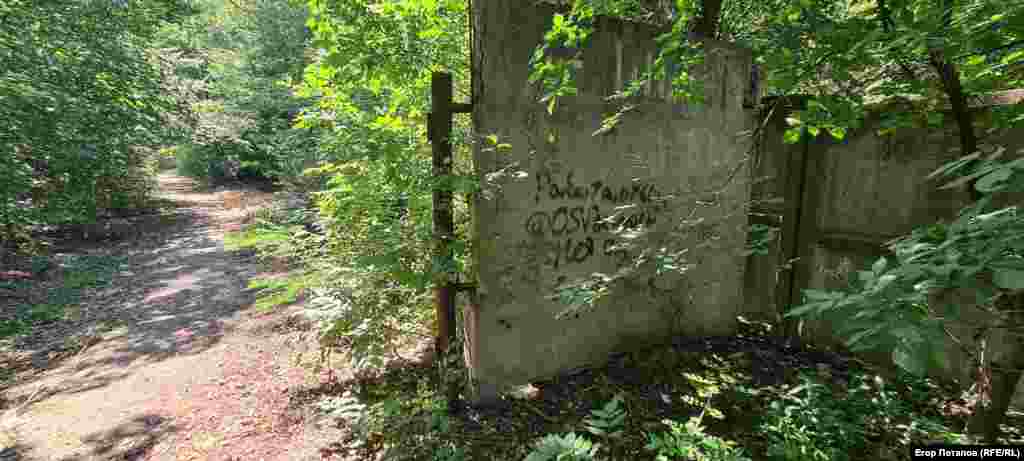 У тропы то и дело можно наблюдать рекламу наркозакладчиков