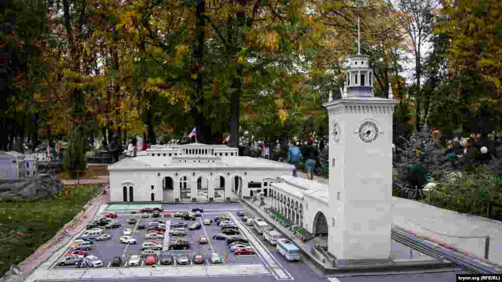 Железнодорожный вокзал Симферополя. Вокзал состоит из главного здания, внутреннего дворика с фонтаном, большой башни с часами и коллонады, соединяющей здание вокзала и башню. Строительство длилось в течение пяти лет – с 1946 по 1951 года – архитектором Алексеем Душкиным.  После аннексии Крыма Россией здание железнодорожного вокзала заметно опустело. Сейчас «Крымская железная дорога» замкнута внутри полуострова, а по железнодорожным путям курсируют только электропоезда  