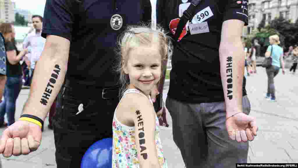 «Справа дітей». В середині 1990-х років у Львові розгорівся скандал, який назвали «справа дітей». Стали відомі факти незаконного усиновлення немовлят іноземними громадянами. Схема виглядала так: породіль повідомляли про смерть новонароджених, оформляли фальшиву відмову матері від дитини і за винагороду відправляли дітей за кордон. У 1997 році в Івано-Франківську відбувся судовий процес у справі про незаконне усиновлення дітей іноземними громадянами. Вирок у справі зачитувався шість годин. Тоді терміни отримали відразу декілька посадовців. Через цю справу 1998 року внесли зміни до Кримінального кодексу – додали статтю 124 «торгівля людьми».