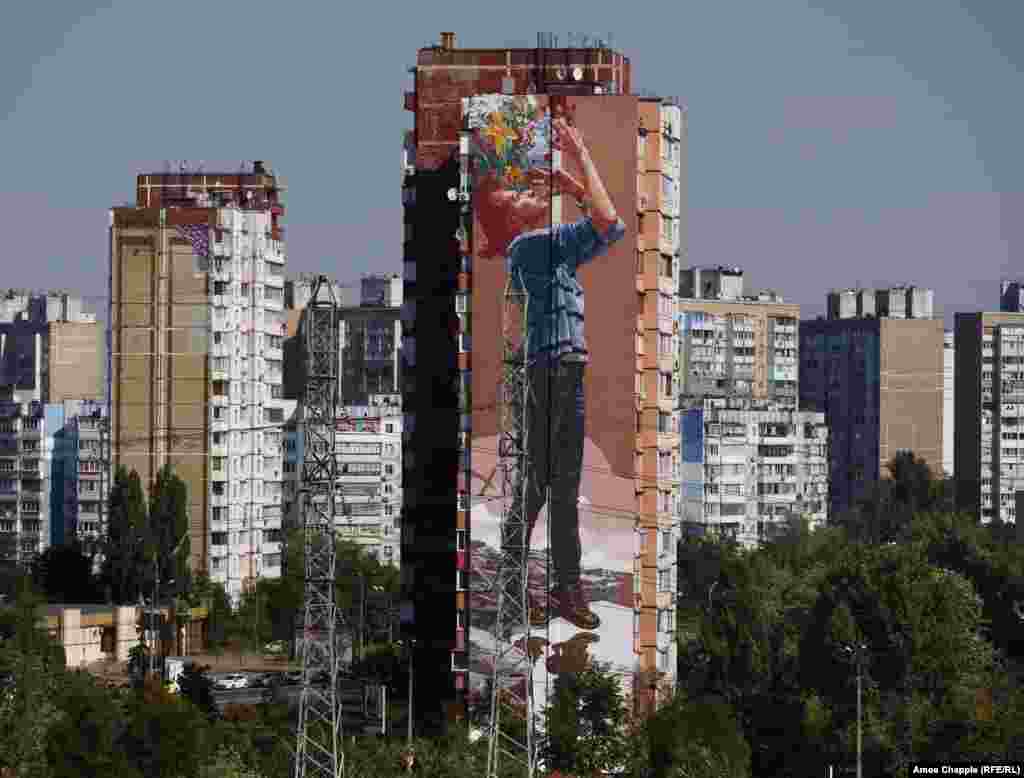 «Мрійниця» (The Visionary), автор – австралійський художник Fintan Magee (проспект Володимира Маяковського, 2/1)