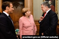 Эмманюэль Макрон, Ангела Меркель и Петр Порошенко