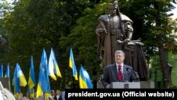 Президент України Петро Порошенко під час вступу біля пам’ятника гетьману Пилипу Орлику з нагоди Дня Конституції України в Києві 28 червня 2018 року