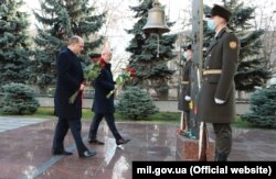 Міністр оборони України Олексій Резніков і міністр оборони Великої Британії Бен Воллес (ліворуч) під час вшанування загиблих українських воїнів. Київ, 16 листопада 2021 року