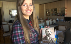 Ольга Сухобокова зі своєю монографією про Никифора Григорієва