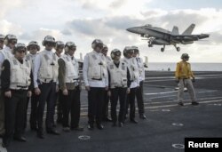 Прем’єр-міністр України Арсеній Яценюк (другий зліва) і міністр оборони Стапан Полторак (перший зліва) на борту атомного авіаносця США Harry S. Truman у Середземному морі, 3 грудня 2015 року