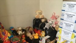 Подарунки, зібрані в Центрі гуманітарної допомоги Україні, чекають на від'їзд на Донбас