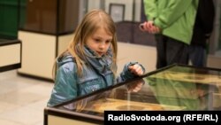 Відвідувачка виставки у Межигір'ї, 2014 рік