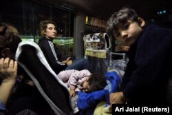 Сирійська родина, яка втікла від війни. Автобус прибув у табір біженців. 17 жовтня 2019 року