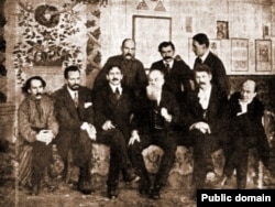 Фундатори Української академії мистецтв. Сидять (зліва направо): Абрам Маневич, Олександр Мурашко, Федір Кричевський, Михайло Грушевський, Іван Стешенко, Микола Бурачек; стоять: Георгій Нарбут, Василь Кричевський, Михайло Бойчук. Листопад 1917 р. Київ.