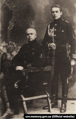 Морський міністр, старший лейтенант Михайло Білинський та його ад'ютант лейтенант Святослав Шрамченко. Обидва в одностроях української морської піхоти, 1919 рік