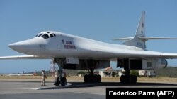 Российский стратегический бомбардировщик Ту-160, по некоторым данным, самый крупный и мощный сверхзвуковый самолет в истории военной авиации