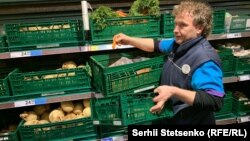 Працівник гіпермаркету щодня відбирає з полиць неліквідний товар